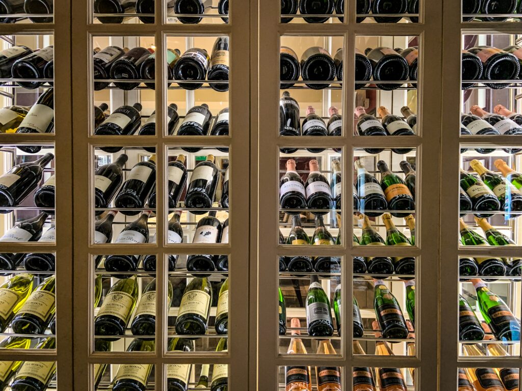 Focus sur les 5 caves à vin 12 bouteilles incontournables en 2024